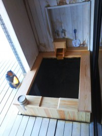 「部屋付き露天風呂」（Open Air Baths Made of Hinoki Cypress）