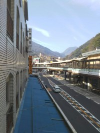 「箱根湯本駅前商店街」（Hakone-yumoto Station, The Entrance of Hakone）