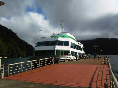 「芦ノ湖遊覧船のはこね丸」（The Catamaran ‘Hakone-maru’）