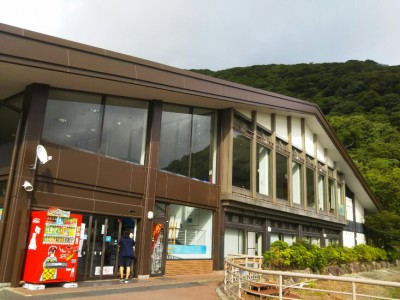 「芦ノ湖遊覧船のはこね丸」（The Catamaran ‘Hakone-maru’）