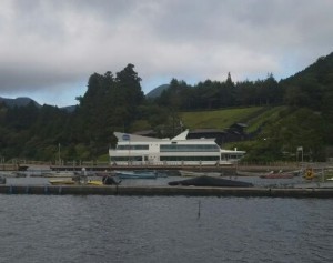 「芦ノ湖遊覧船」（Catamaran Boats in Lake Ashi）