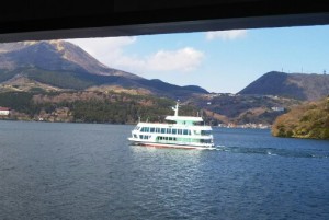 「芦ノ湖遊覧船」（Catamaran Boats in Lake Ashi）