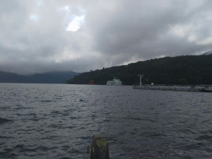 「芦ノ湖遊覧船」（Catamaran Boats in Lake Ashi）