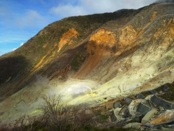 「大涌谷と早雲山駅の間で見た光景」（Volcanic Steam）