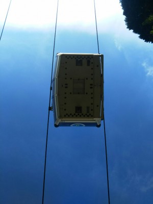 「早雲山駅を発着する箱根ロープウェイ」（Hakone Ropeway’s Flying Gondolas）