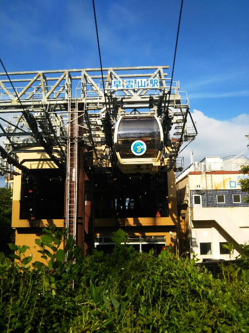 「早雲山駅を発着する箱根ロープウェイ」（Hakone Ropeway’s Flying Gondolas）