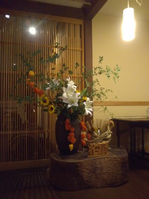 「玄関のお花」（Fresh Flowers in the Large Vase）