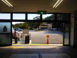 「早雲山駅から強羅花扇の玄関口へ降りるエレベーターのご案内」（The Elevator from Sounzan St. to Gora hanaougi）