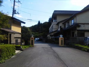 「早雲山駅から強羅花扇の玄関口へ降りるエレベーターのご案内」（The Elevator from Sounzan St. to Gora hanaougi）