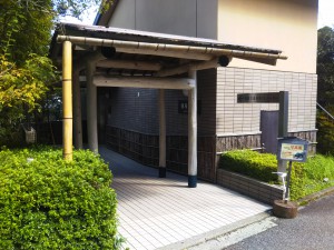 「早雲山駅から強羅花扇の玄関口へ降りるエレベーターのご案内」（The Elevator from Sounzan St. to Gora hanaougi）